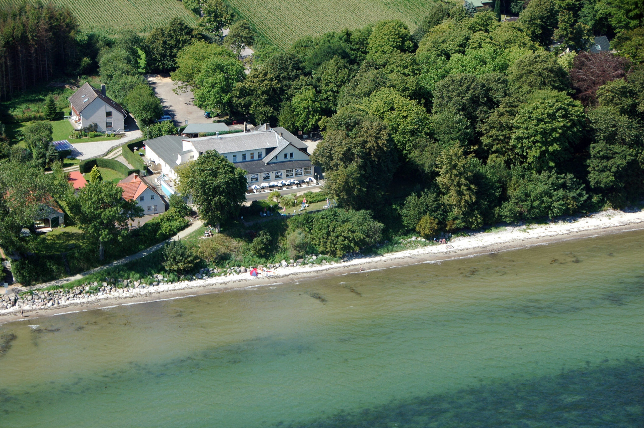 Dudek´s Ferienwohnungen liegen direkt an der Ostsee. Sie haben freie Sicht bis hin zur Geltinger Bucht oder nach Dänemark. Kein Autoverkehr, kein Nichts. Einfach nur Ruhe